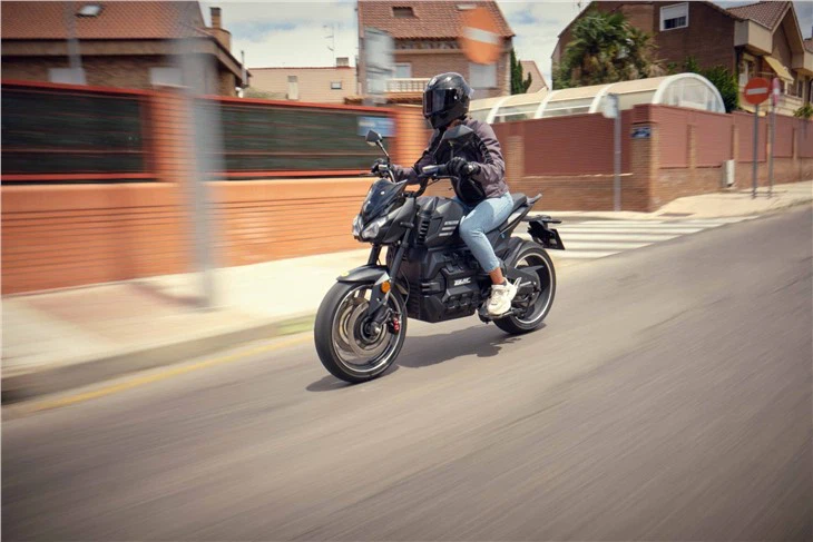 Odin Elmotorcykel 6000W 17tum Tubeless däck 100KM/h 200km plus Autonomy Range EEC L3e